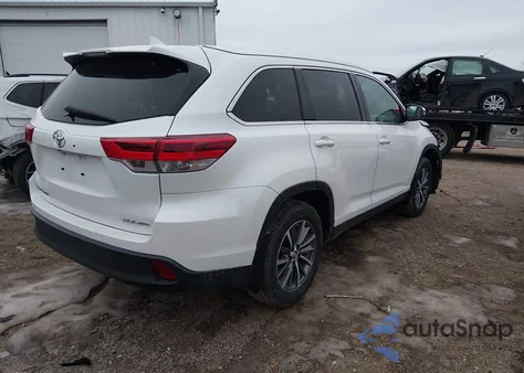 2019 Toyota Highlander Xle z USA, uszkodzony, nr VIN 5TDJZRFH9KS591389
